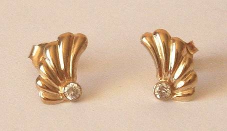9k / 9ct gold swirl stud EARRINGS: simulated diamonds. Ready for you. Last pair!