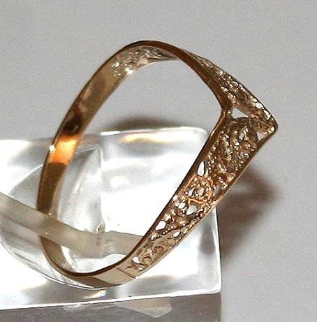 9k / 9ct gold Filigree Wishbone RING, size Q-. Ready for you. Last one!