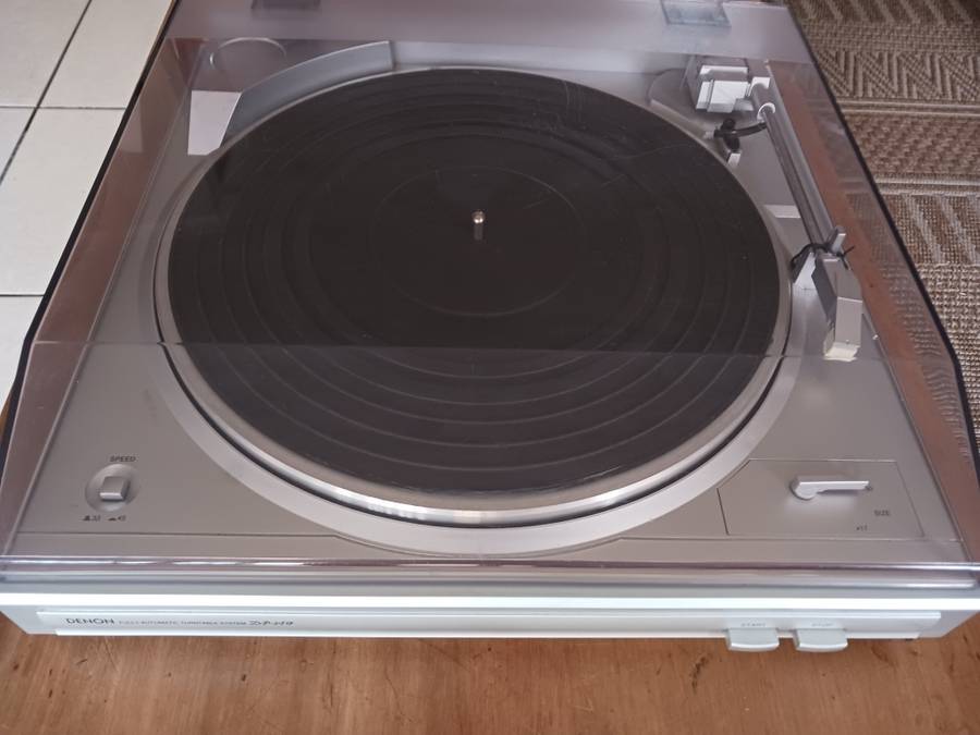 Denon - DF 29F -2005 fully automatic turntable with switchable built in phono stage.