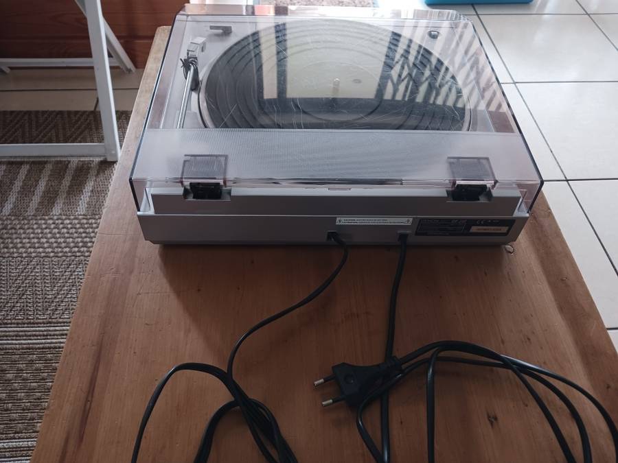 Denon - DF 29F -2005 fully automatic turntable with switchable built in phono stage.
