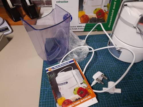 Boxed - NutrCentre 1000 Juicer - Currently Selling for R4895-
