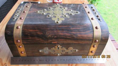 BEAUTIFULLY DETAILED OLD WOODEN JEWELERY CHEST!!!!!... PLEASE LOOK!!