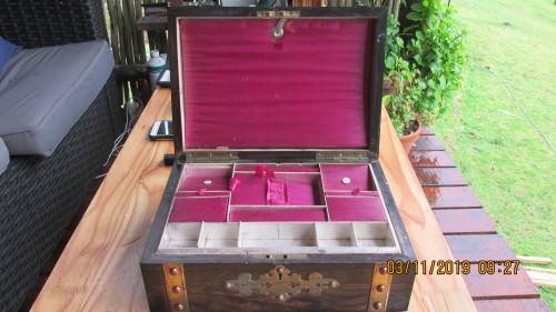 BEAUTIFULLY DETAILED OLD WOODEN JEWELERY CHEST!!!!!... PLEASE LOOK!!