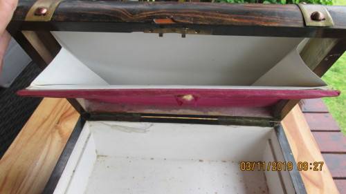 BEAUTIFULLY DETAILED OLD WOODEN JEWELERY CHEST!!!!!... PLEASE LOOK!!