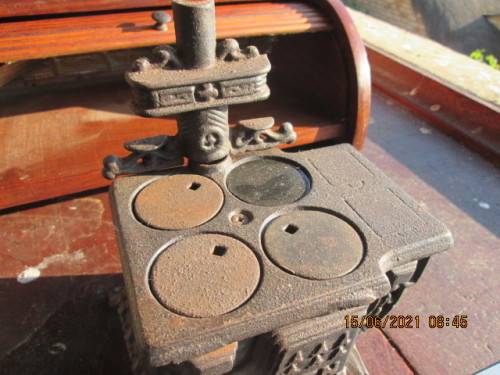 BRILLIANT!!! MINIATURE `QUEEN? CAST IRON STOVE