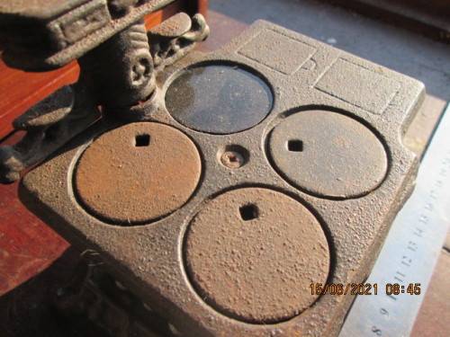 BRILLIANT!!! MINIATURE `QUEEN? CAST IRON STOVE