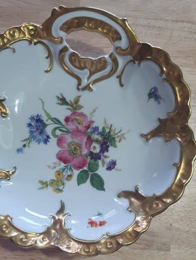 Beautiful Antique Oscar Schlegelmilch Handarbeit Serving Dish Gold Rimmed. Measurement 24cm diameter
