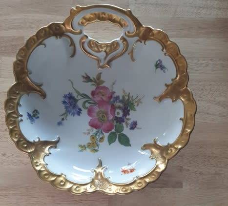 Beautiful Antique Oscar Schlegelmilch Handarbeit Serving Dish Gold Rimmed. Measurement 24cm diameter