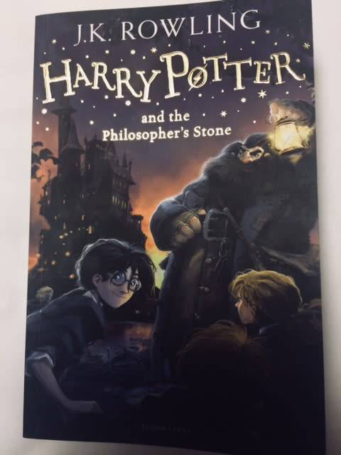 HARRY POTTER AND THE PHILOSOPHER'S STONE - JK ROWLING