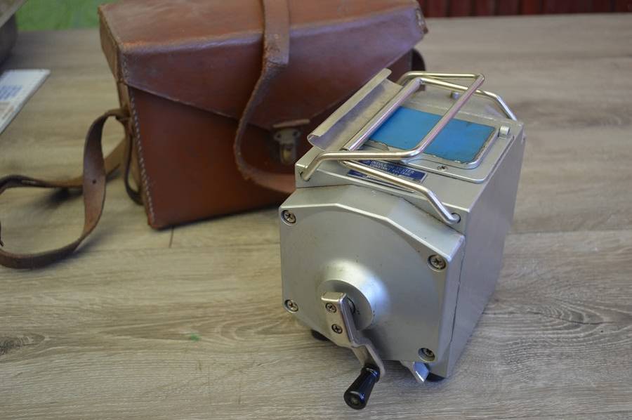 Vintage HITACHI INSULOHM TESTER, hand crank insulation tester