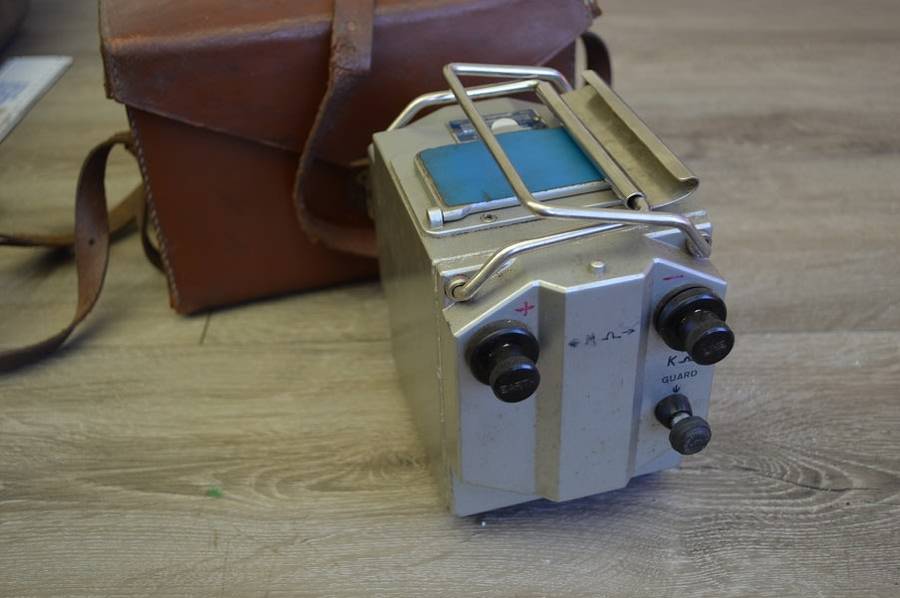 Vintage HITACHI INSULOHM TESTER, hand crank insulation tester