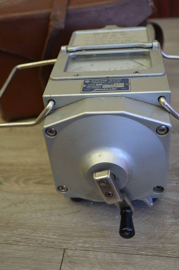 Vintage HITACHI INSULOHM TESTER, hand crank insulation tester