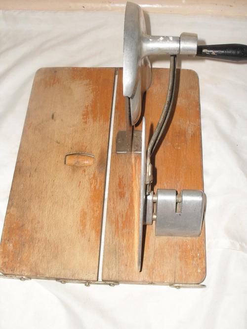 STUNNING OLD BREAD SLICER