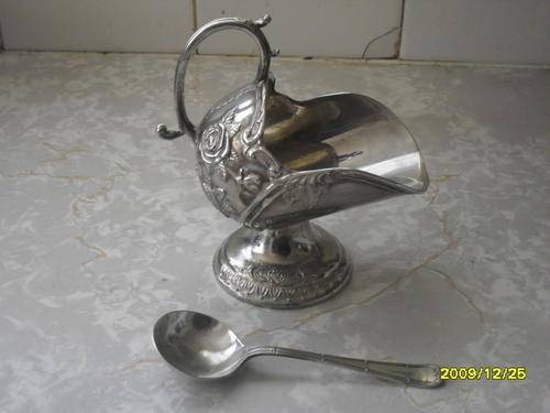 STUNNING PLATED SUGAR SCOOP WITH SPOON