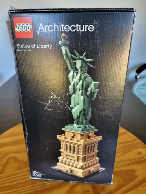 LEGO ARCHITECTURE STATUE OF LIBERTY 21042 BRAND NEW OPEN BOX SEE PHOTOS!