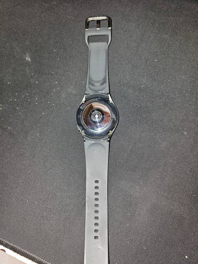 SAMSUNG WATCH 4 GOOD CONDITION 100% WORKING COMES WITH BOX AND CHARGER BARGAIN!
