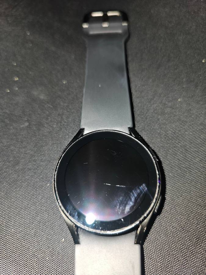 SAMSUNG WATCH 4 GOOD CONDITION 100% WORKING COMES WITH BOX AND CHARGER BARGAIN!