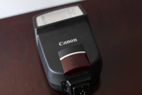 CANON FLASH SPEEDLITE 220EX IN MINT CONDITION WITH POUCH