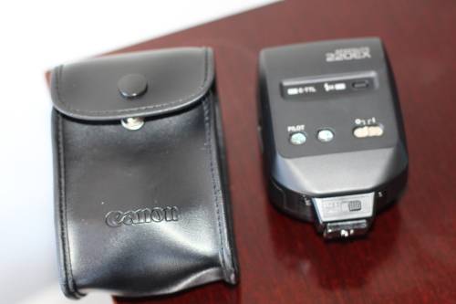 CANON FLASH SPEEDLITE 220EX IN MINT CONDITION WITH POUCH