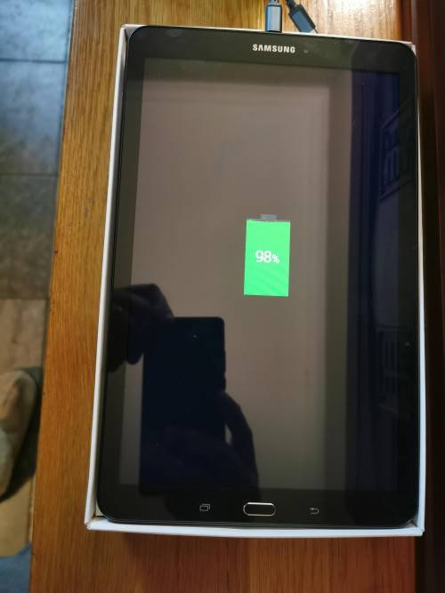 Samsung Galaxy Tab E - 3G 8gb - complete in its box - box opened but device is brand new