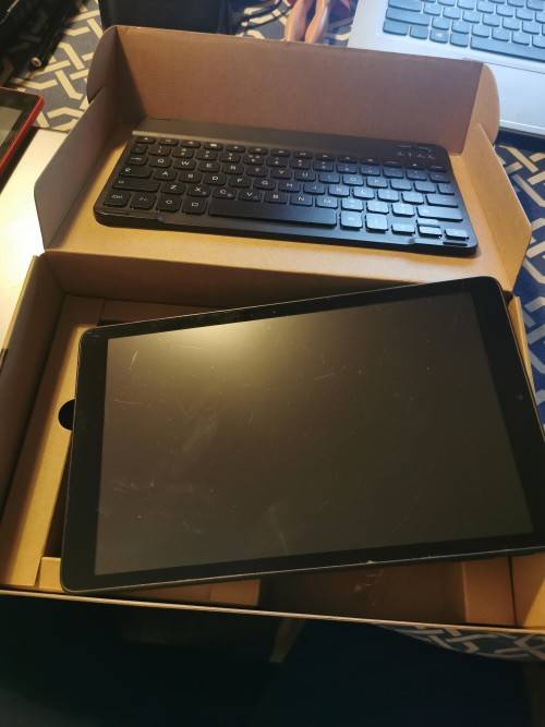 Vodacom Power Tab 10 - 3g & Wifi tablet complete with box and keyboard
