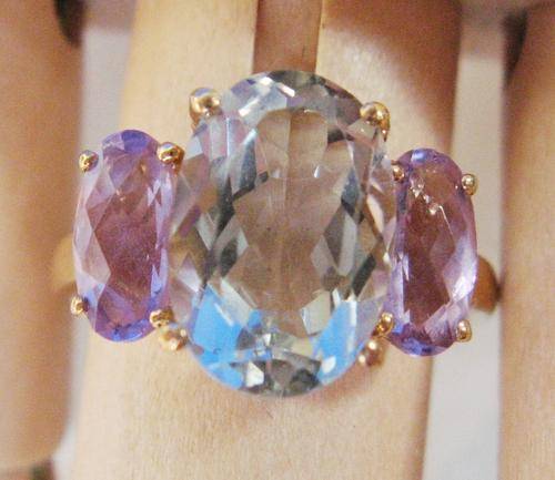 ***MONEY-BACK GUARANTEE*** A FINE 9CT YELLOW GOLD GREEN & PURPLE AMETHYST TRILOGY RING SIZE O