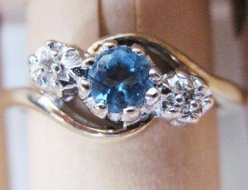 ***MONEY-BACK GUARANTEE*** STUNNING TOPAZ & DIAMOND 3 STONE RING 9CT GOLD