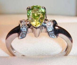 A FINE 9CT WHITE GOLD DIAMOND & .75 CARAT PERIDOT LADIES RING SIZE N