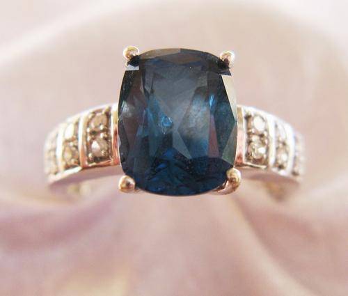 ***UNBELIEVABLE COLOUR!!!***A UK HALLMARKED 9CT WHITE GOLD BLUE TOPAZ & DIAMOND DECO RING