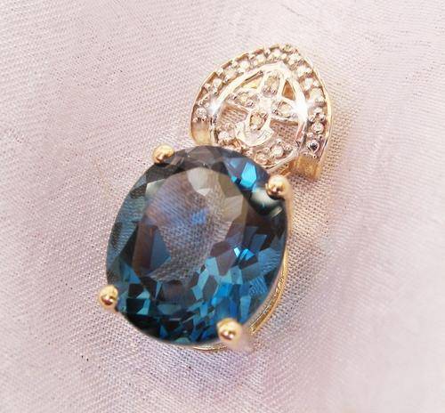 ***4CT!!! HUGE AND HEAVY!!!*** A FINE 9CT GOLD BLUE 4CT TOPAZ & DIAMOND PENDANT