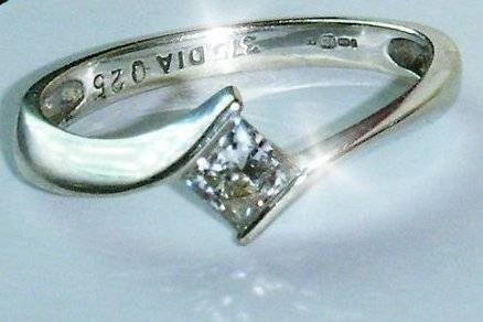 ***R18 500*** UK HALLMARKED UK Hallmarked 9ct white gold .25 carat diamond ring