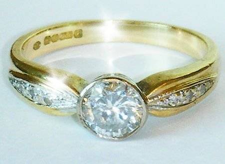 SUPERB 18CT GOLD .65 CARAT DIAMOND LADIES ENGAGEMENT RING SIZE M