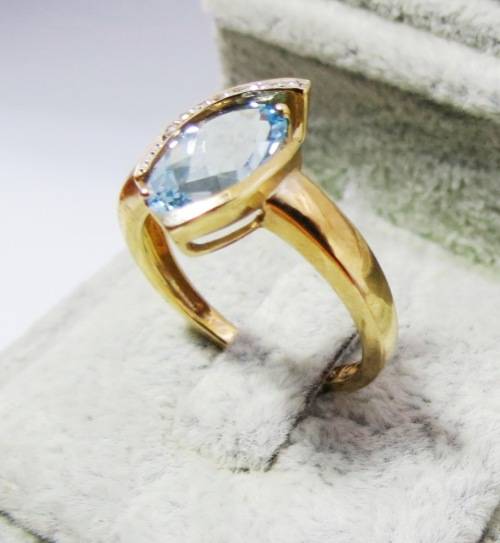 ***IN STOCK***GORGEOUS TOPAZ AND DIAMOND SOLID 14 CT GOLD DRESS RING