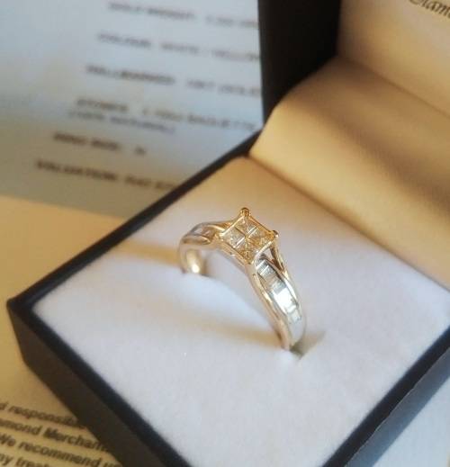 **IN STOCK!!**CERTIFICATE INCLUDED!!WONDERFUL 0.70CT DIAMOND, WHITE AND YELLOW GOLD ENGAGEMENT RING.