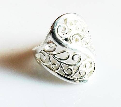 ***IN STOCK*** 5.7 GRAM SOLID 925 STERLING SILVER RING HANDMADE IN MUSCAT, OMAN.