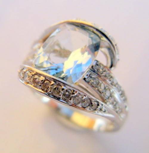 ***R18 360*** 9CT GOLD AQUAMARINE & DIAMOND LADIES RING SIZE M