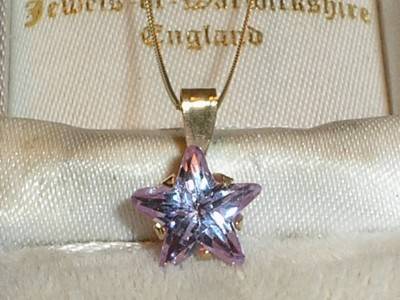 9CT GOLD LOVELY LILAC STAR PENDANT & 18" CHAIN!