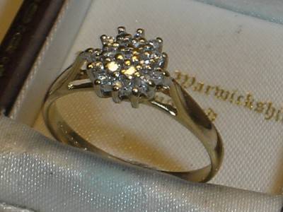LOVELY 9CT SOLID GOLD DIAMOND CLUSTER RING - Size 8