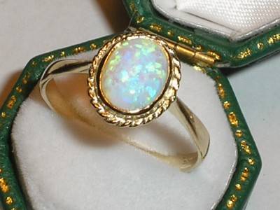 BEAUTIFUL 9CT GOLD FIERY OPAL SOLITAIRE RING - 6
