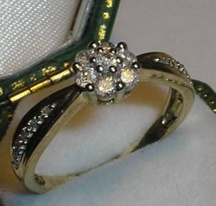 LOVELY 9CT SOLID GOLD .25ct DIAMOND CLUSTER RING - Size 6