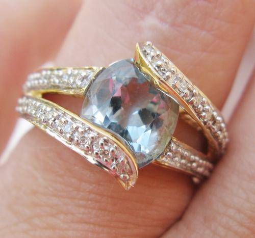 ***MONEY-BACK GUARANTEE***A GORGEOUS 9CT YELLOW GOLD REAL AQUAMARINE & DIAMOND RING SIZE