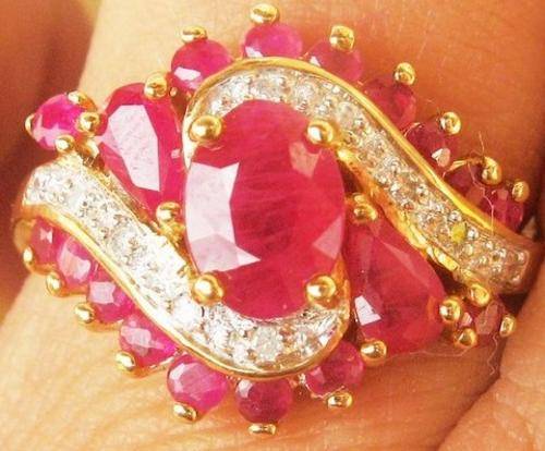 A FINE 9CT YELLOW GOLD RUBY & DIAMOND STUNNING LADIES RING SIZE P
