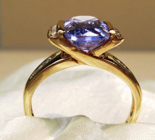 ***INCREDIBLY UNIQUE!!!!*** A FINE 9CT YELLOW GOLD 2.32ct TANZANITE & DIAMOND LADIES RING