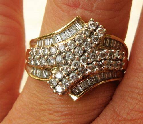***R48 500*** A FINE 9CT YELLOW GOLD 1.50 CARAT BAGUETTE DIAMOND LADIES RING SIZE M