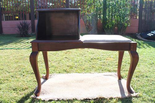 A VERY NIZE LITTLE TELEPHONE BENCH WITH A SOFT SITTING PLACE,IT IS PRIME & MINT CONDITION.