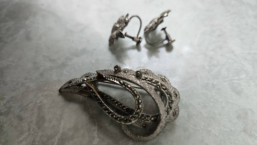 Beautiful vintage brooch with earings