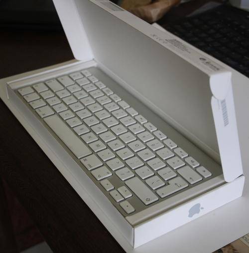 Genuine Apple keyboard, Never used, still in box