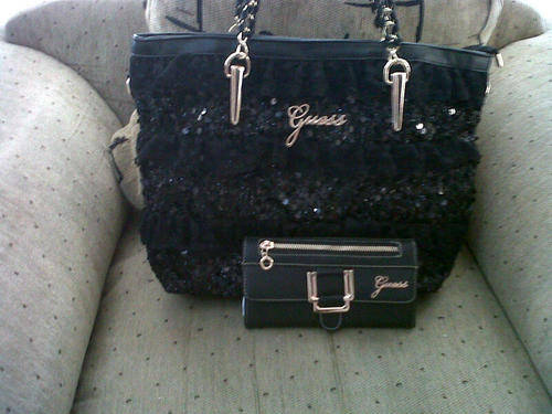 STUNNING GUESS HANDBAG AND PURSE COMBO (1)