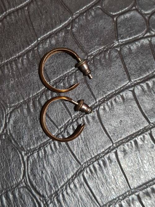 9ct solid gold round hoop earings 1.5cm across, 4mm wide D shape