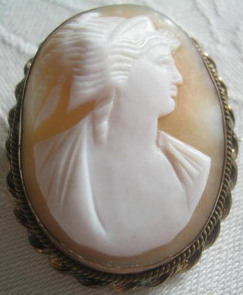 ANTIQUE, PINCHBECK CAMEO BROOCH,WITH C SHAPE CLASP, ALL IN GOOD CONDITION.